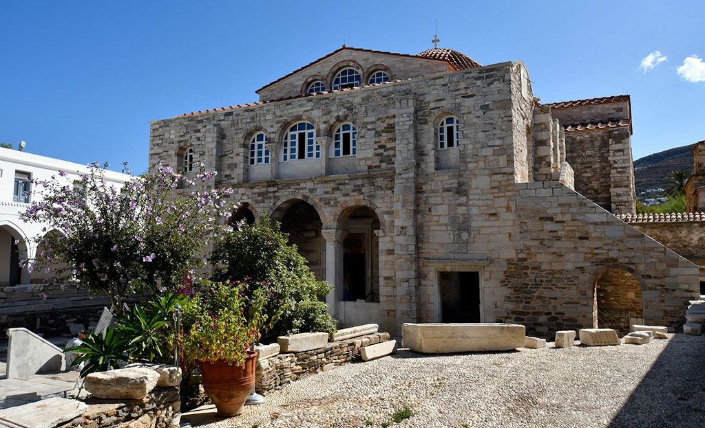 <h2>Visit the Iconic Panagia Ekatontapiliani Church</h2>