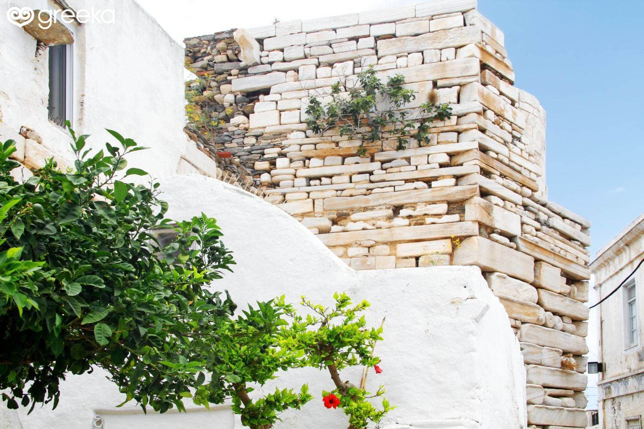 <h2>Parikia & Panagia Ekatontapiliani – 20 Minutes by Car</h2>